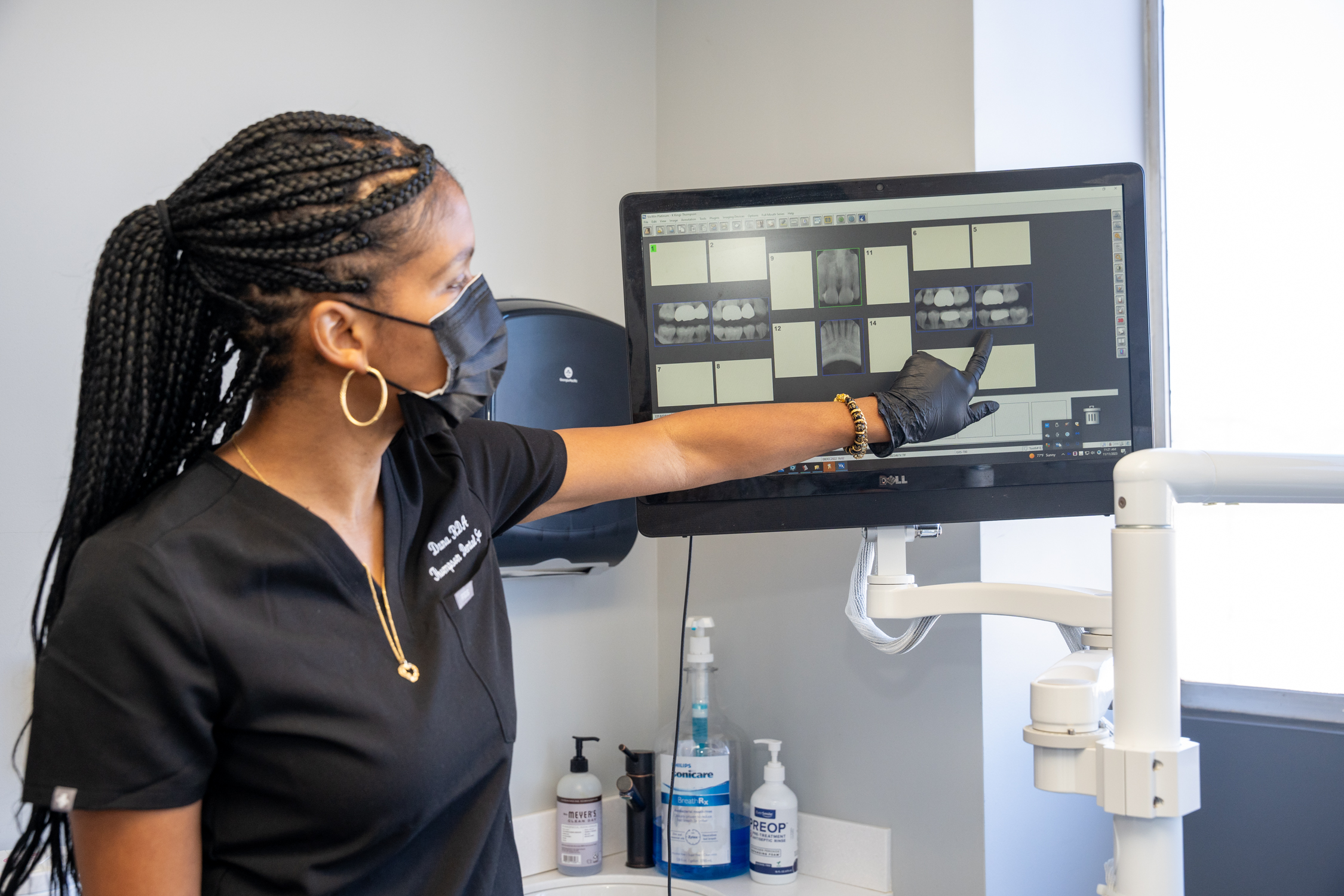 Dana L., the Registered Dental Assistant of Derrick Thompson DDS INC is showing a scan result of teeth structures on a monitor - Dentist Los Angeles Dana L., the Registered Dental Assistant of Derrick Thompson DDS INC is showing a scan result of teeth structures on a monitor - Dentist Los Angeles